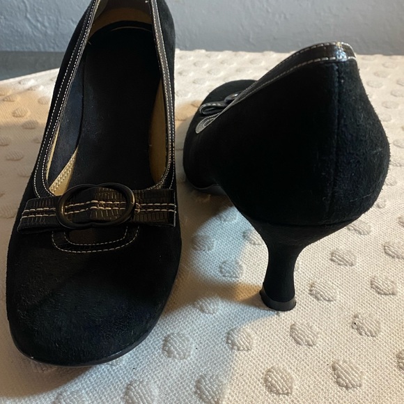 NATURALIZER Black Suede Kitten Heel Pump with Bow Detail and Contrast Theading - Picture 3 of 16